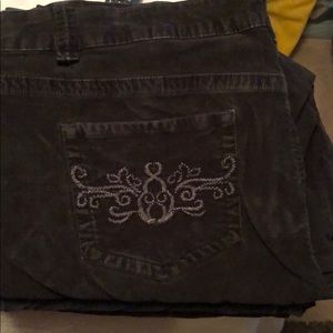 Corduroy black jeans with embroidered pockets.